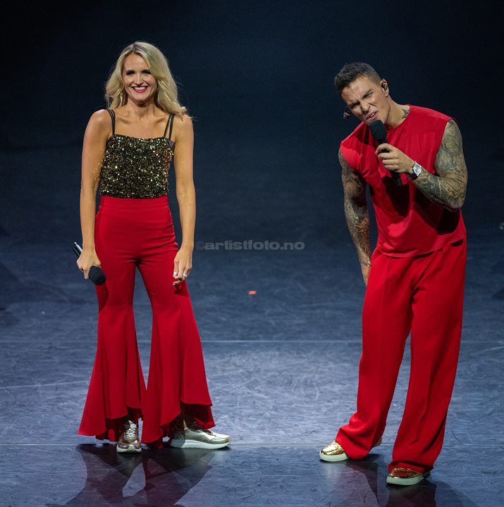 Fra venstre: Charlotte Brænna og Atle Pettersen. Waterloo – Vår ABBA-hyllest, Kilden Kristiansand. Foto: Svein Erik Nomeland