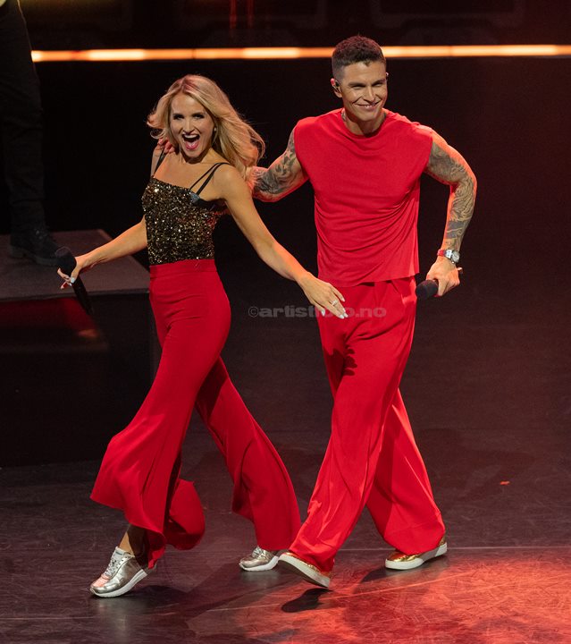 Fra venstre: Charlotte Brænna og Atle Pettersen. Waterloo – Vår ABBA-hyllest, Kilden Kristiansand. Foto: Svein Erik Nomeland