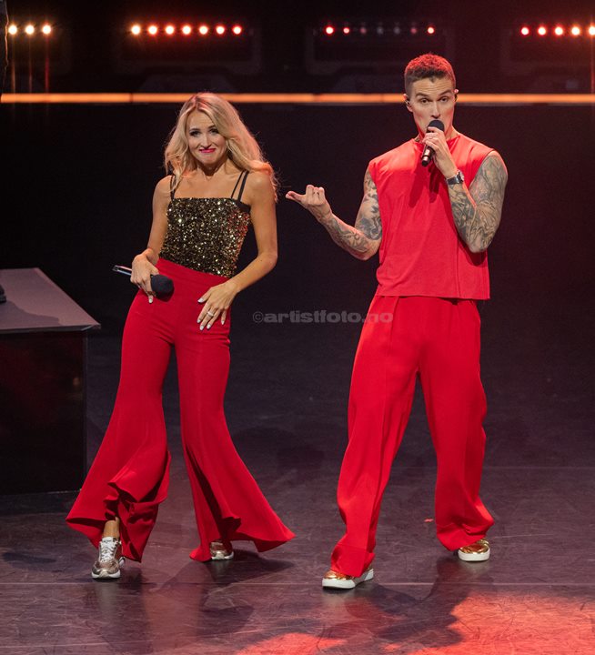 Fra venstre: Charlotte Brænna og Atle Pettersen. Waterloo – Vår ABBA-hyllest, Kilden Kristiansand. Foto: Svein Erik Nomeland