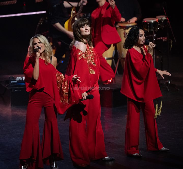 Fra venstre: Charlotte Brænna, Lise Karlsnes og Inger Lise Rypdal. Waterloo – Vår ABBA-hyllest, Kilden Kristiansand. Foto: Svein Erik Nomeland