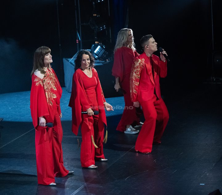 Fra venstre: Lise Karlsnes, Inger Lise Rypdal, Atle Pettersen, og Charlotte Brænna. Waterloo – Vår ABBA-hyllest, Kilden Kristiansand.(header) Foto: Svein Erik Nomeland