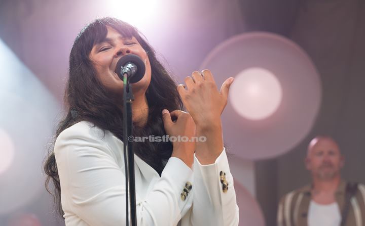 Maria Mena med band, Ravnedalen Live, Kristiansand. Foto: Svein Erik Nomeland