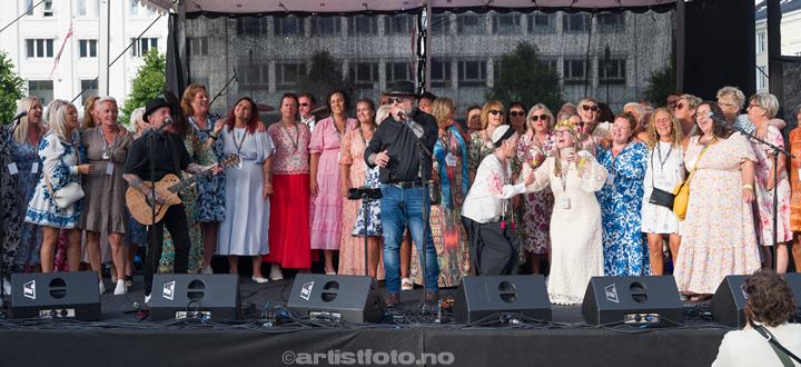 Brudeparet Hanne Sofie Engebretsen og Dag Øyvind Thingstad på scenen. Poppes Plass, Arendal. Foto: Svein Erik Nomeland