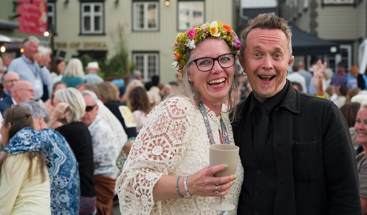 Brudeparet Hanne Sofie Engebretsen og Dag Øyvind Thingstad. Poppes Plass, Arendal. Foto: Svein Erik Nomeland