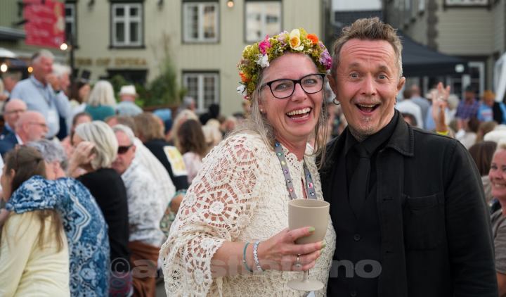 Brudeparet Hanne Sofie Engebretsen og Dag Øyvind Thingstad. Poppes Plass, Arendal (header). Foto: Svein Erik Nomeland