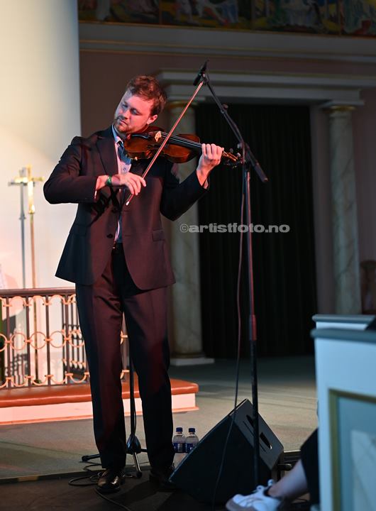 Åsmund Farstad i Vår Frelsers Kirke, Farsund Folk Festival. Foto: Svein Erik Nomeland