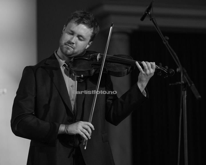Åsmund Farstad i Vår Frelsers Kirke, Farsund Folk Festival. Foto: Svein Erik Nomeland