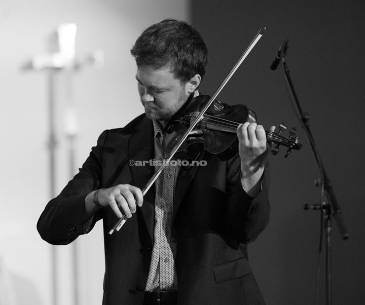 Åsmund Farstad i Vår Frelsers Kirke, Farsund Folk Festival. Foto: Svein Erik Nomeland