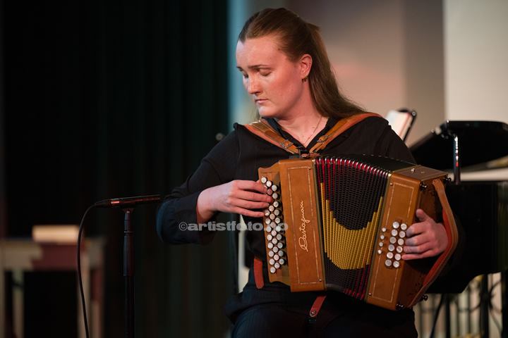 Amalie Kinarsvik Tvilde i Vår Frelsers Kirke, Farsund Folk Festival. Foto: Svein Erik Nomeland