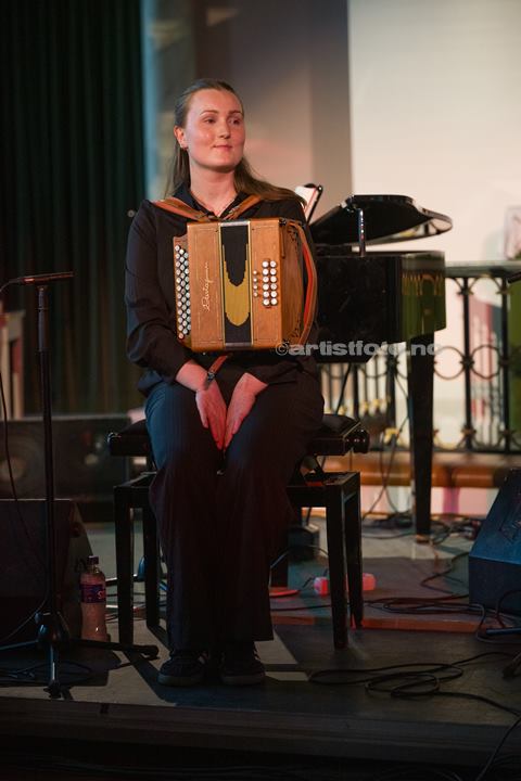 Amalie Kinarsvik Tvilde i Vår Frelsers Kirke, Farsund Folk Festival. Foto: Svein Erik Nomeland