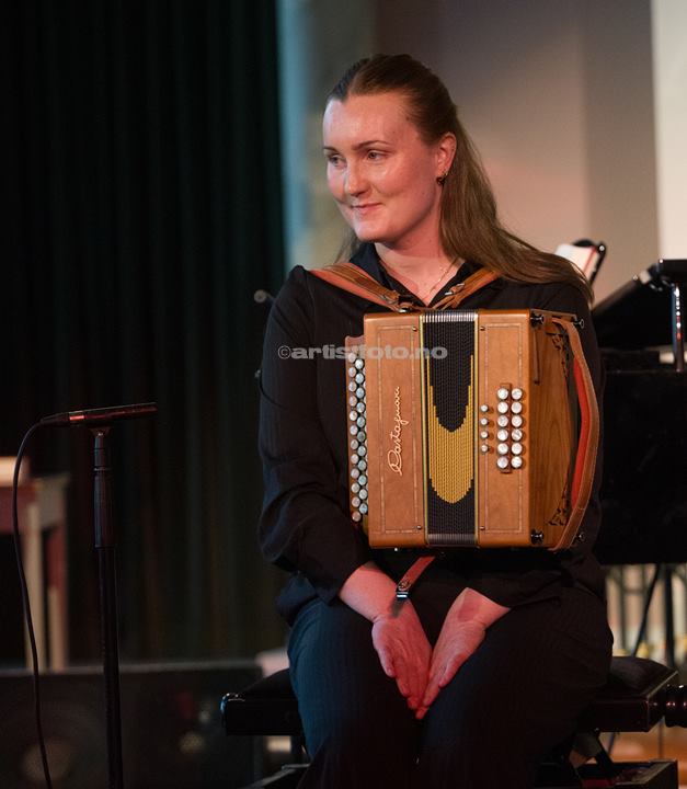 Amalie Kinarsvik Tvilde i Vår Frelsers Kirke, Farsund Folk Festival. Foto: Svein Erik Nomeland