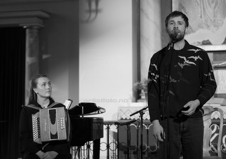 Fra venstre: Amalie Kinarsvik Tvilde og Martin Steinum Brun, Farsund Folk Festival. Foto: Svein Erik Nomeland