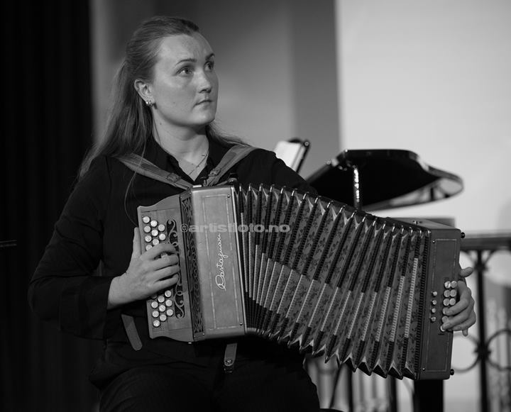Amalie Kinarsvik Tvilde i Vår Frelsers Kirke, Farsund Folk Festival. Foto: Svein Erik Nomeland