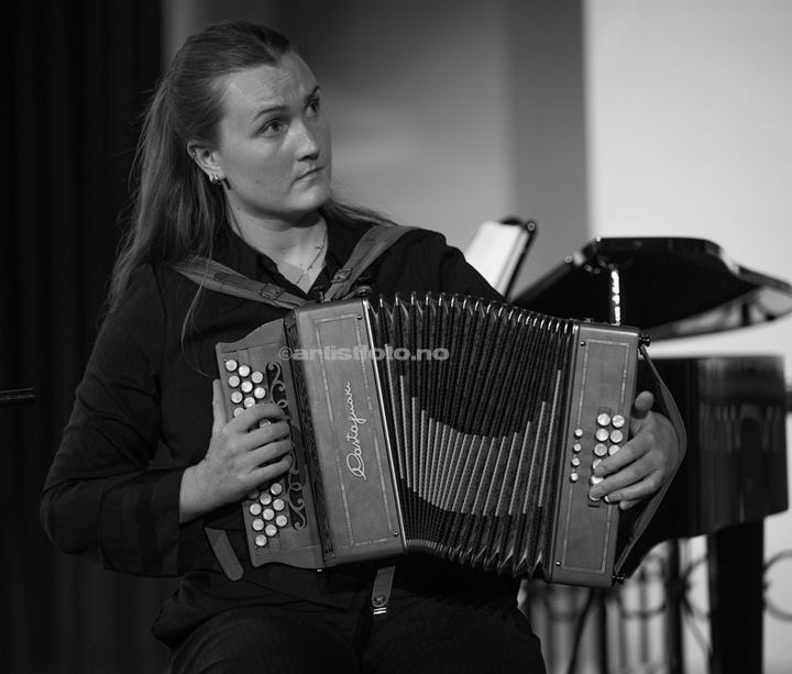 Amalie Kinarsvik Tvilde i Vår Frelsers Kirke, Farsund Folk Festival. Foto: Svein Erik Nomeland
