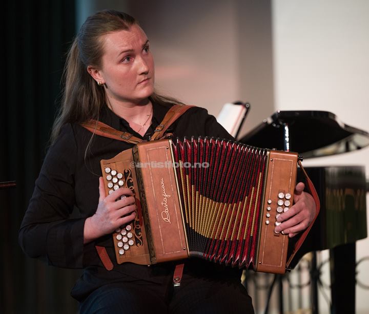 Amalie Kinarsvik Tvilde i Vår Frelsers Kirke, Farsund Folk Festival. Foto: Svein Erik Nomeland
