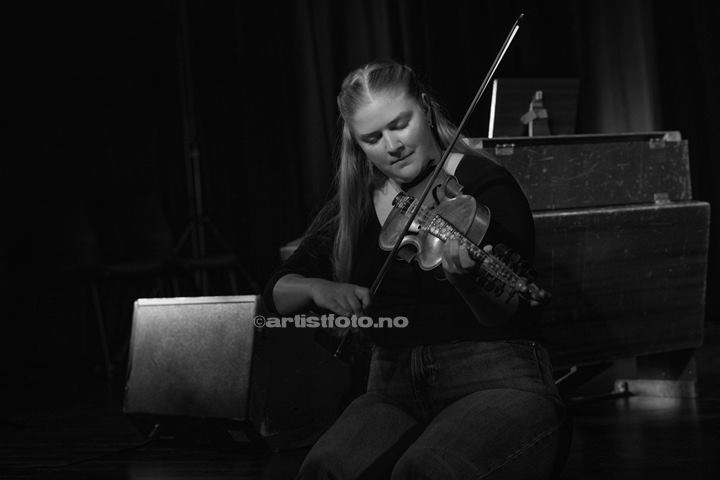 Birgit Haukås, vinner Sparebanken Norge Fond 2025. Setesdal Folkemusikkfestival. Foto: Svein Erik Nomeland