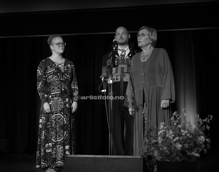 Sigrid Kjetilsdotter Jore , Lars Rysstad Nordgreen , Kirsten Bråten Berg. Setesdal Folkemusikkfestival. Foto: Svein Erik Nomeland