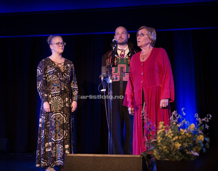 Sigrid Kjetilsdotter Jore , Lars Rysstad Nordgreen , Kirsten Bråten Berg. Setesdal Folkemusikkfestival. Foto: Svein Erik Nomeland