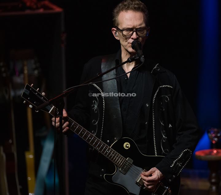 Geir Sundstøl på Stein Torleif Bjella konsert, Lyngdal Kulturhus. Foto: Svein Erik Nomeland