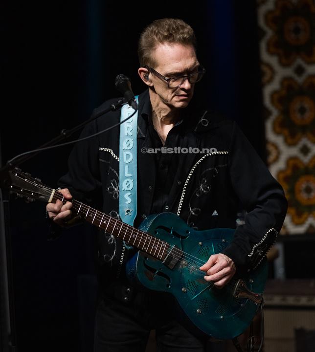 Geir Sundstøl på Stein Torleif Bjella konsert, Lyngdal Kulturhus. Foto: Svein Erik Nomeland