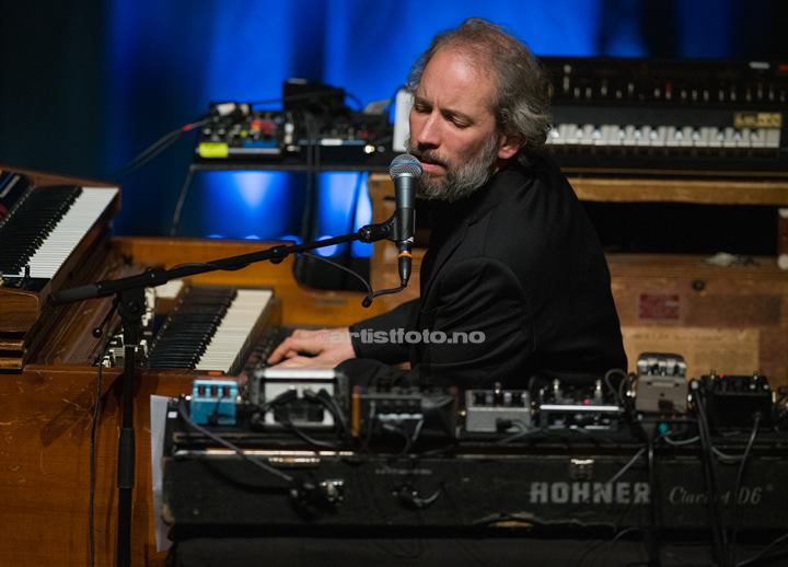 David Wallumrød på Stein Torleif Bjella konsert, Lyngdal Kulturhus. Foto: Svein Erik Nomeland