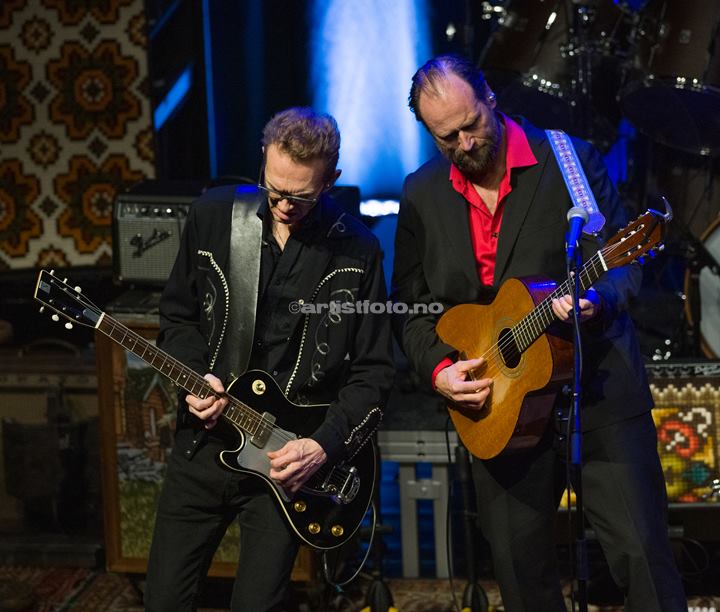Fra v: Geir Sundstøl, Stein Torleif Bjella, Lyngdal Kulturhus. Foto: Svein Erik Nomeland