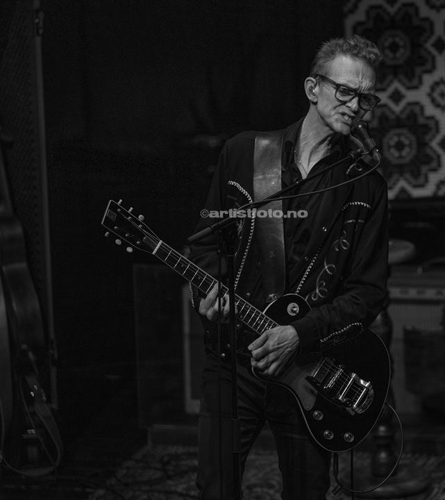Geir Sundstøl på Stein Torleif Bjella konsert, Lyngdal Kulturhus. Foto: Svein Erik Nomeland