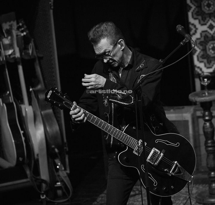 Geir Sundstøl på Stein Torleif Bjella konsert, Lyngdal Kulturhus. Foto: Svein Erik Nomeland