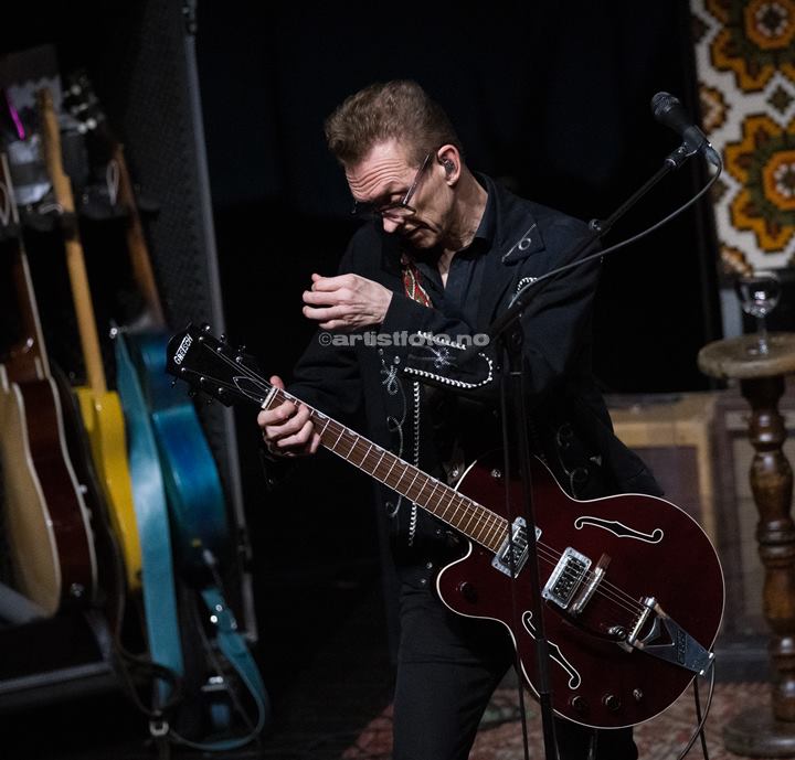 Geir Sundstøl på Stein Torleif Bjella konsert, Lyngdal Kulturhus. Foto: Svein Erik Nomeland