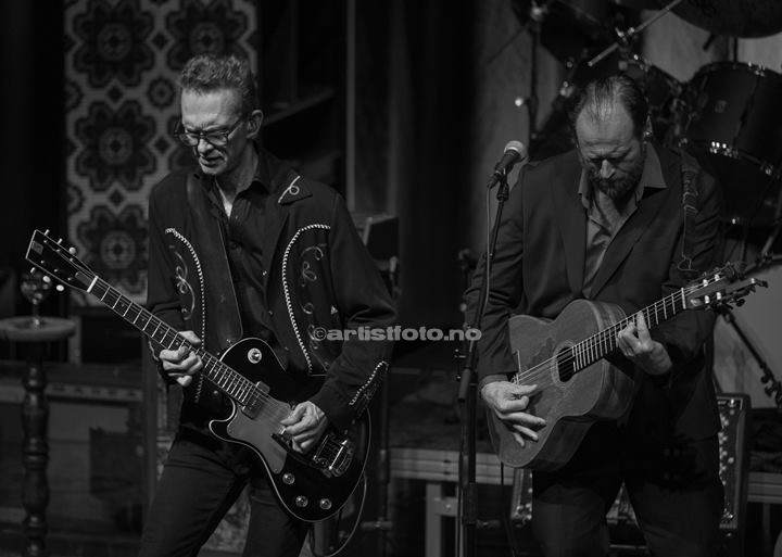 Fra v: Geir Sundstøl, Stein Torleif Bjella, Lyngdal Kulturhus. Foto: Svein Erik Nomeland