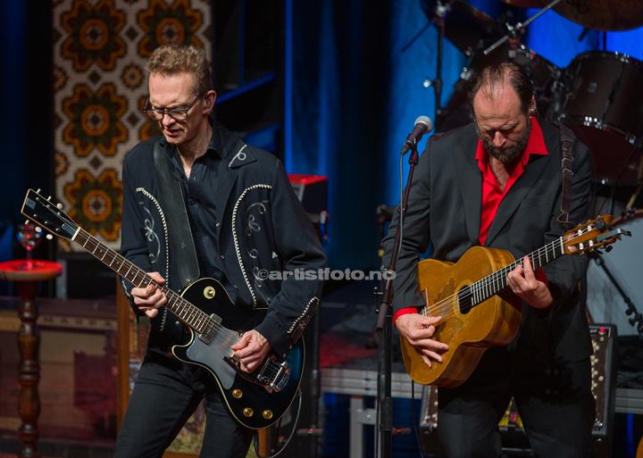 Fra v: Geir Sundstøl, Stein Torleif Bjella, Lyngdal Kulturhus. Foto: Svein Erik Nomeland