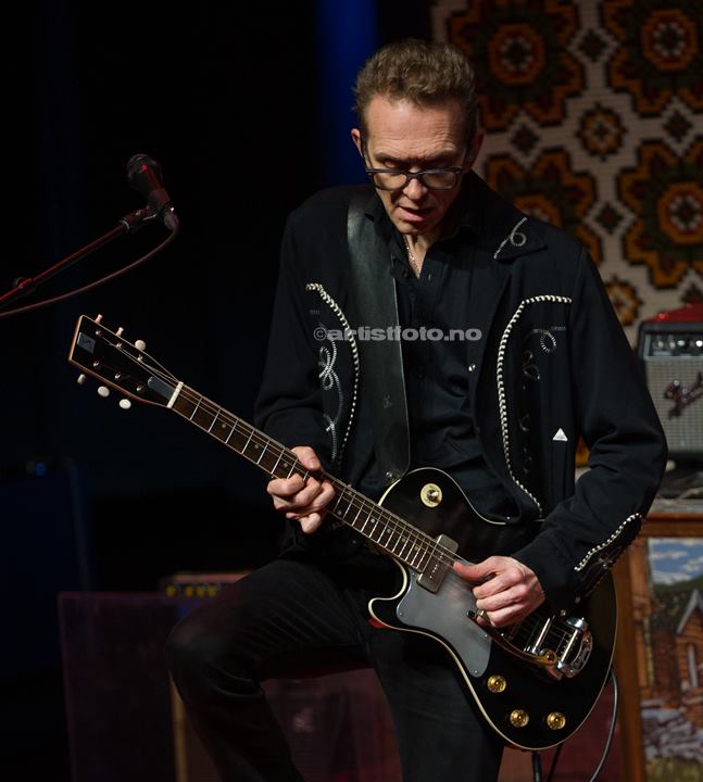 Geir Sundstøl på Stein Torleif Bjella konsert, Lyngdal Kulturhus. Foto: Svein Erik Nomeland