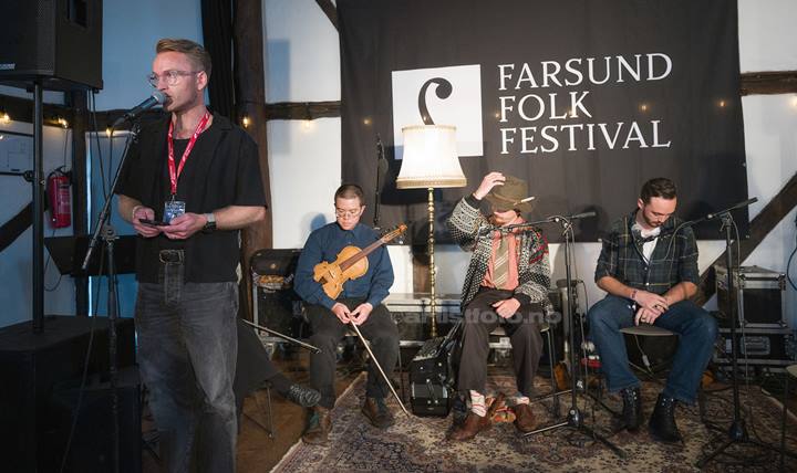 Festivalsjef Lars Jakob Rudjord åpner på Backes. Farsund Folk Festival. Foto: Svein Erik Nomeland