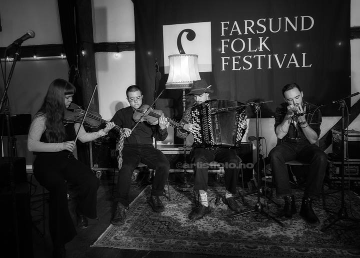 Fra venstre: Suzanna Marcelina ciężak,Brennan Kessenic, Lukas Overå Hansen og Frederic Deverill. Farsund Folk Festival. Foto: Svein Erik Nomeland