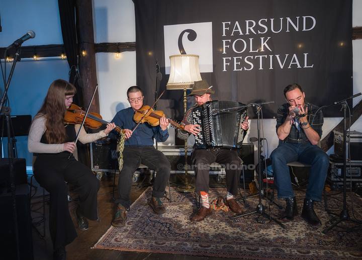 Fra venstre: Suzanna Marcelina ciężak,Brennan Kessenic, Lukas Overå Hansen og Frederic Deverill. Farsund Folk Festival. Foto: Svein Erik Nomeland