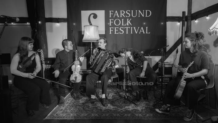 Fra venstre: Suzanna Marcelina ciężak,Brennan Kessenic, Lukas Overå Hansen og Frederic Deverill. Farsund Folk Festival. Foto: Svein Erik Nomeland