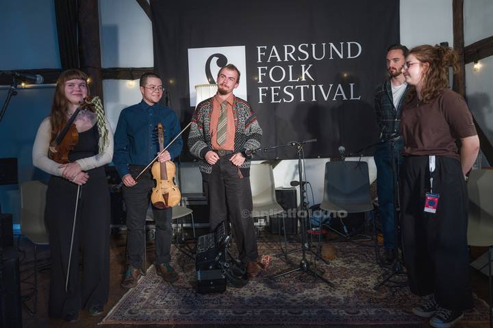 Fra venstre: Suzanna Marcelina ciężak,Brennan Kessenic, Lukas Overå Hansen og Frederic Deverill. Farsund Folk Festival. Foto: Svein Erik Nomeland