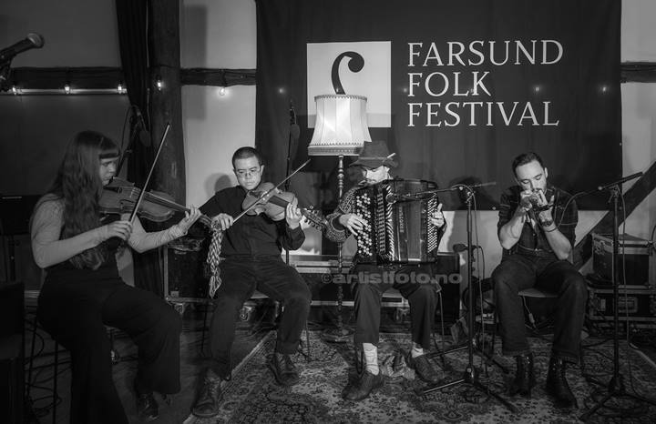 Fra venstre: Suzanna Marcelina ciężak,Brennan Kessenic, Lukas Overå Hansen og Frederic Deverill. Farsund Folk Festival. Foto: Svein Erik Nomeland