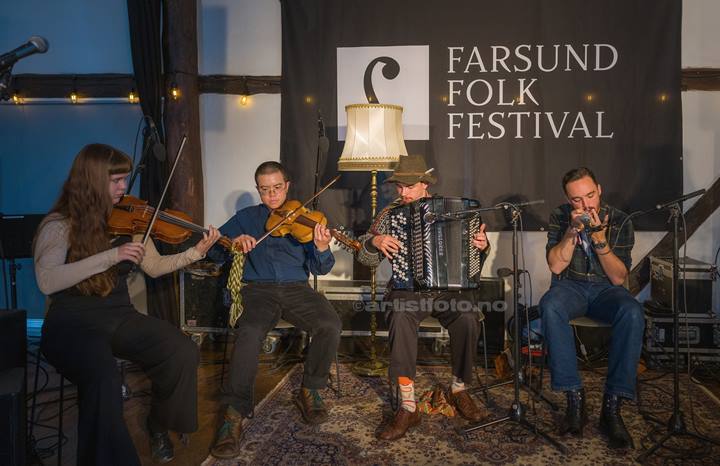Fra venstre: Suzanna Marcelina ciężak,Brennan Kessenic, Lukas Overå Hansen og Frederic Deverill. Farsund Folk Festival. Foto: Svein Erik Nomeland
