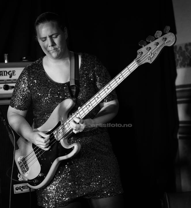 Ellen Brekken, Hedvig Mollestad Trio, Kafé Krank, Kristiansand. Foto: Svein Erik Nomeland