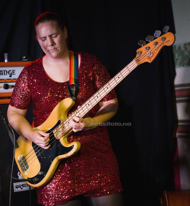 Ellen Brekken, Hedvig Mollestad Trio, Kafé Krank, Kristiansand. Foto: Svein Erik Nomeland