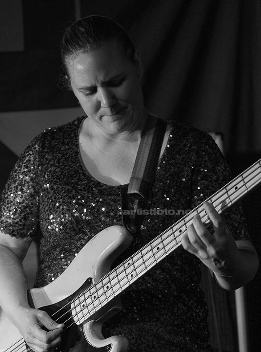 Ellen Brekken, Hedvig Mollestad Trio, Kafé Krank, Kristiansand. Foto: Svein Erik Nomeland