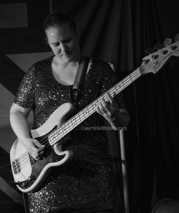 Ellen Brekken, Hedvig Mollestad Trio, Kafé Krank, Kristiansand. Foto: Svein Erik Nomeland