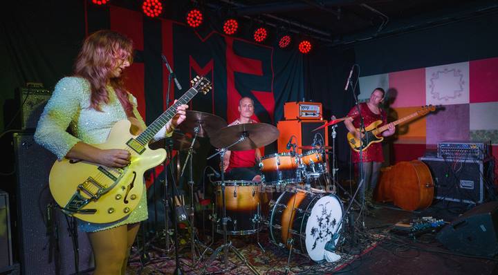 Fra venstre: Hedvig Mollestad, Ivar Loe Bjørnstad, Ellen Brekken, Hedvig Mollestad Trio, Kafé Krank, Kristiansand. Foto: Svein Erik Nomeland