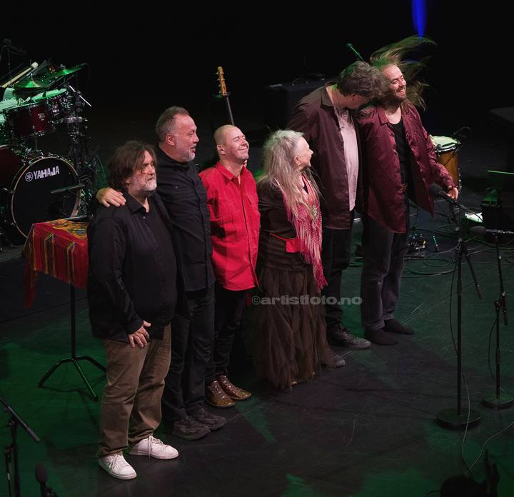 Fra venstre: Stein Austrud, Gunnar Augland, Gerog Bujo, Mari Boine, Svein Schultz og Kristian Svalestad Olstad. Foto: Svein Erik Nomeland
