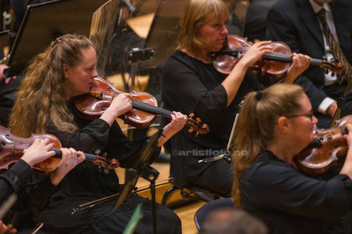 Pacho Flores, dirigent Rodolfo, Kristiansand Symfoniorkester. Kilden. Foto: Svein Erik Nomeland