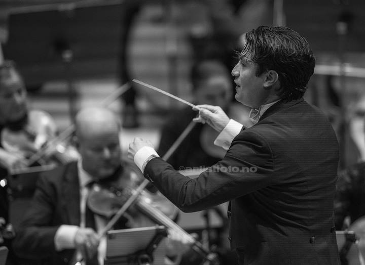 Pacho Flores, dirigent Rodolfo, Kristiansand Symfoniorkester. Kilden. Foto: Svein Erik Nomeland